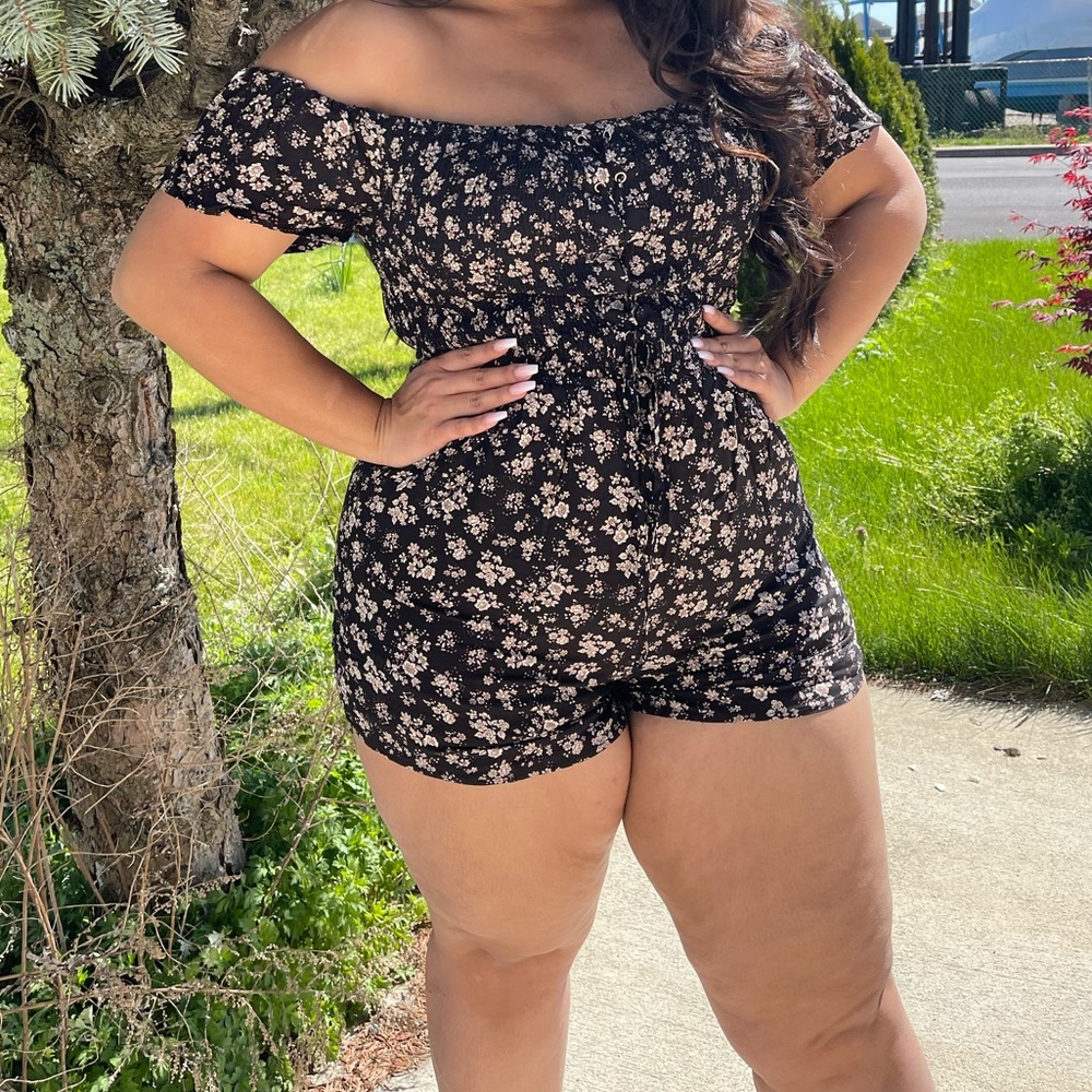🖤 New floral romper size 1X fits 14&16
